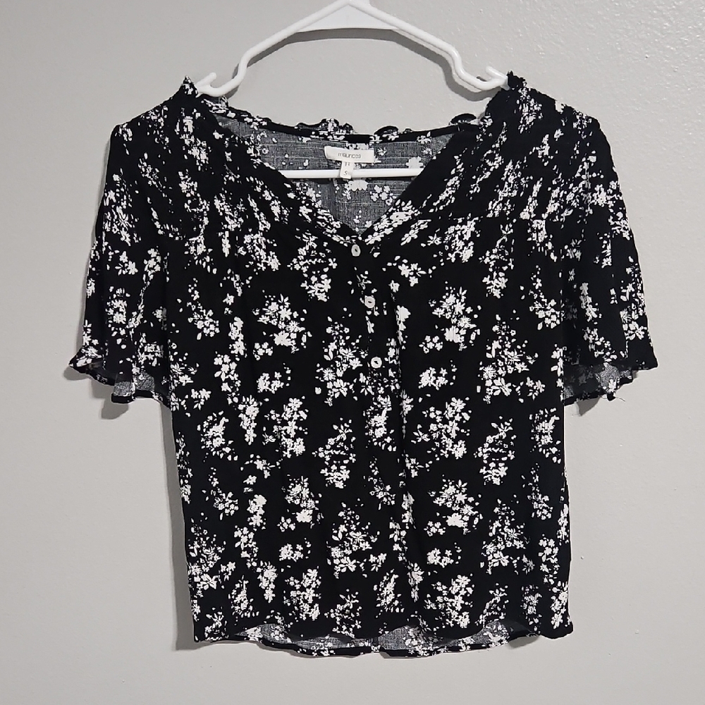 Black & White Floral Button-Front Short Sleeve Top